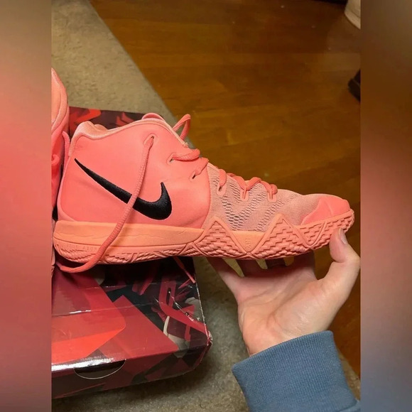 Kyrie 4s (GS) ‘Atomic Pink’ - Picture 7 of 12